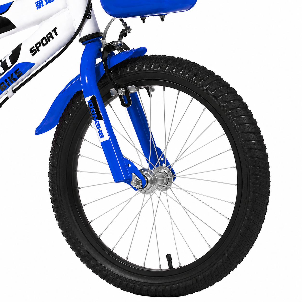 Prim-plan cu roata fata de 16 inch, anvelopa pneumatica, frana tip V si furca albastra a bicicletei Ludiro.