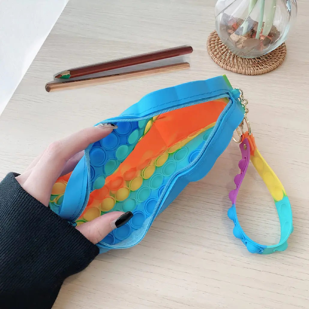 Jucarie Interactiva Antistres Tip Penar Pop IT NOW din Silicon, Cu Fermoar si Curea, Unicorn XXL, 20.4x4.5x10.2 cm, Multicolor - LUDIRO