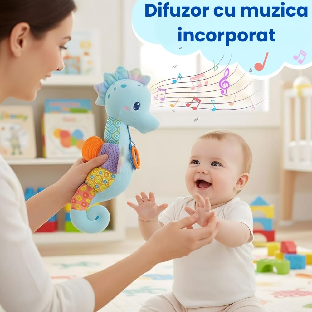 Părinte și bebeluș explorând căluțul de mare muzical albastru