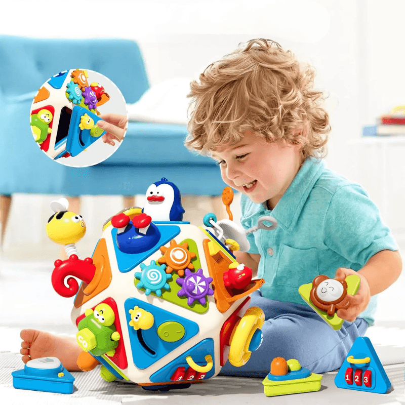 Copil care explorează modulele centrului de activități LUDIRO resigilat, multicolor