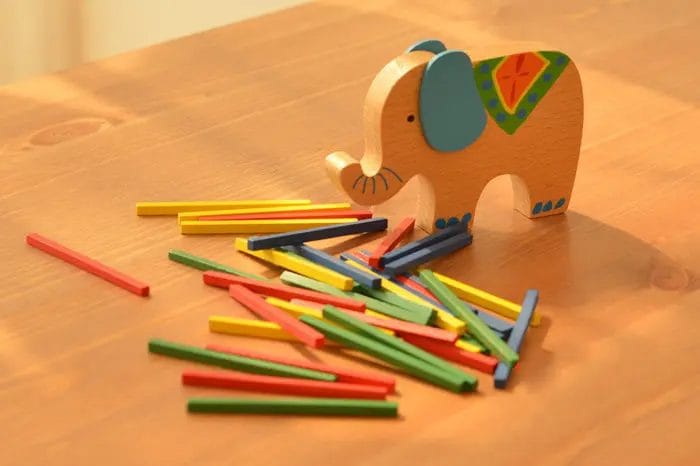 Jucarie Interactiva de Sortat si Stivuit, Elefant cu Bete de Lemn, Stimuleaza Atentia si Dexteritatea, 15x11x1.5 Cm, +3 Ani, Utility One - LUDIRO