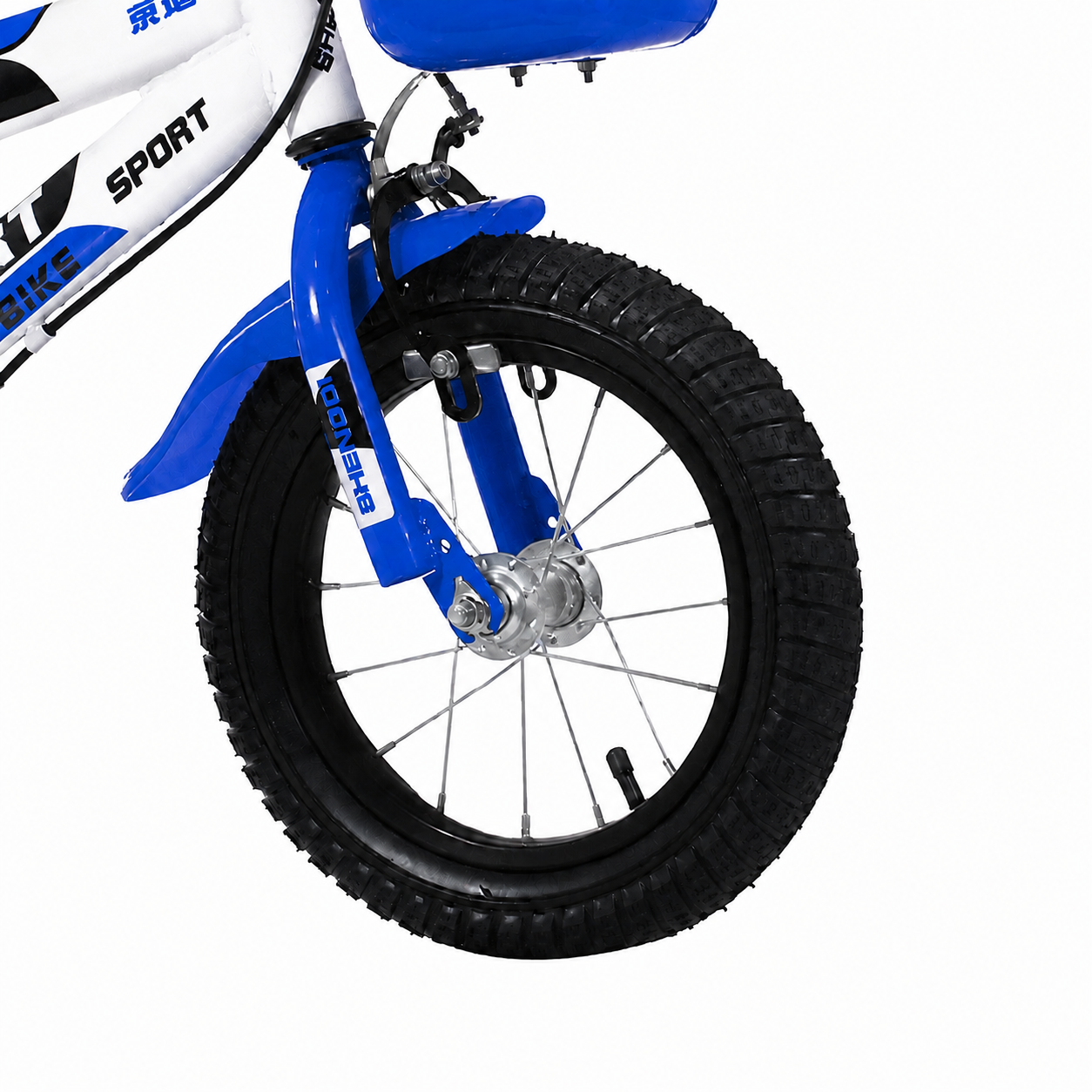 Detaliu al roții din față a bicicletei pentru copii, cu anvelopă aderentă, spițe metalice și sistem de frânare.