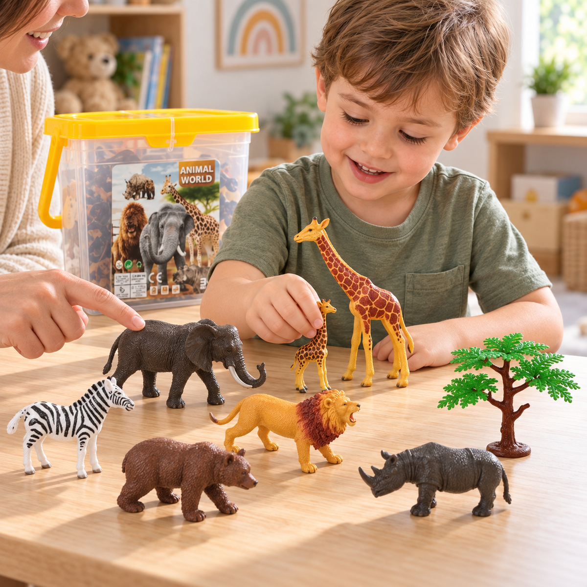 Copil de peste 3 ani care se joacă alături de un adult cu figurine de animale sălbatice LUDIRO.
