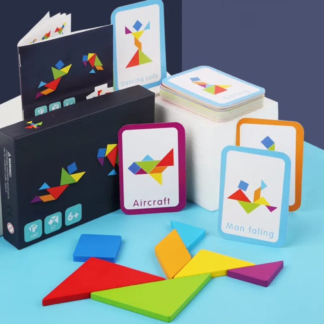 Piese tangram și carduri cu figuri geometrice prezentate pe fundal albastru.