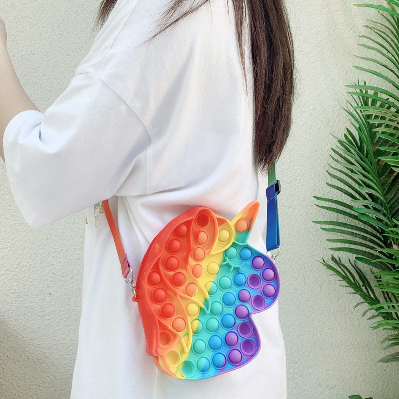 Jucarie Interactiva Antistres Tip Gentuta de Umar Pop IT NOW din Silicon, Cu Fermoar si Curea, Unicorn XXL, 23x19x5 cm, Multicolor - LUDIRO