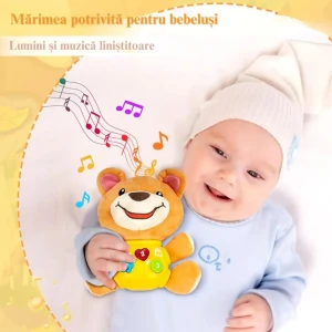 Bebeluș care ține ursulețul muzical LUDIRO.