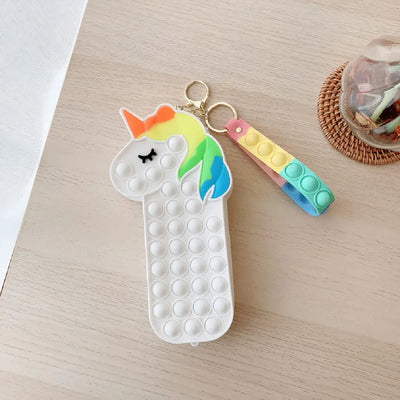 Jucarie Interactiva Antistres Tip Penar Pop IT NOW din Silicon, Cu Fermoar si Curea, Unicorn XXL, 20.4x4.5x10.2 cm, Alb, + 3 Ani - LUDIRO