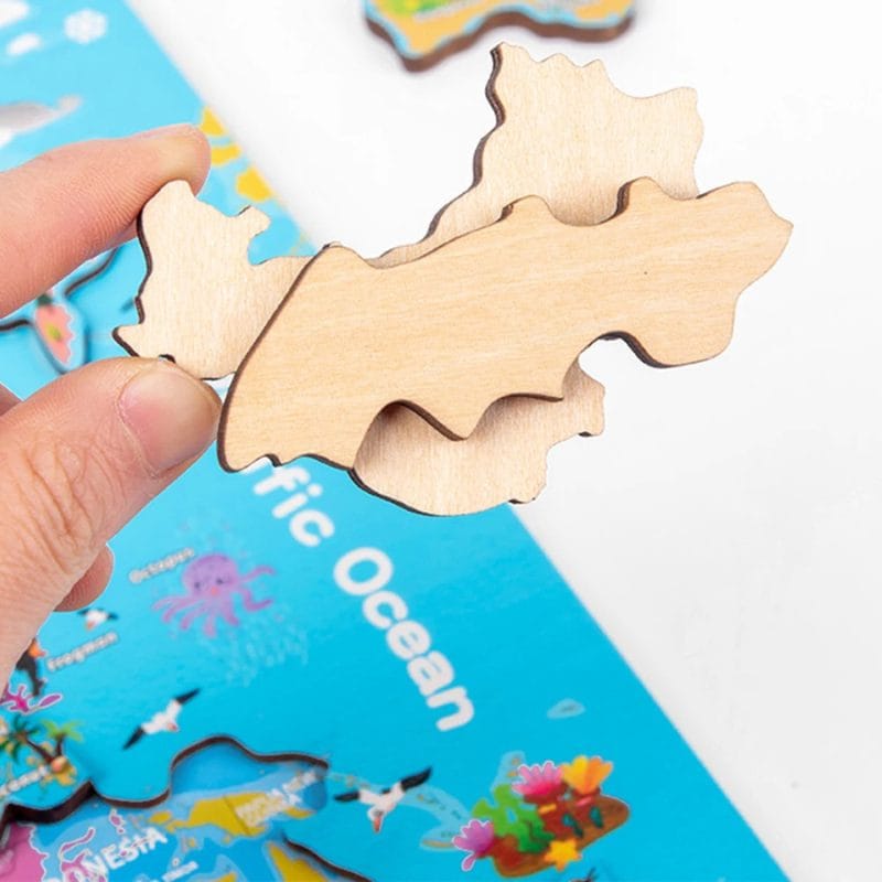 Puzzle Educativ Magnetic din Lemn, Harta Lumii, Invatare Interactiva pentru Copii peste 3 Ani, 143 Piese, 44.2x34.7 Cm - LUDIRO