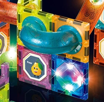 Resigilat - Set de Constructie, Blocuri Magnetice STEAM 3D Educationale, Circuit cu Bile, Lumini Led Interactive, 2 Figurine, Multiple Moduri de Construit, 292 piese, Multicolor, + 3 Ani - LUDIRO