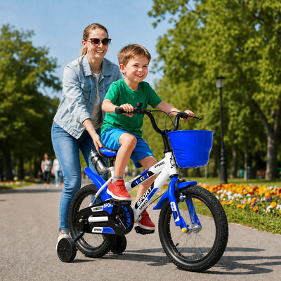 Copil mergand in parc pe bicicleta Ludiro alb-albastru de 16 inch, asistat de mama sa.