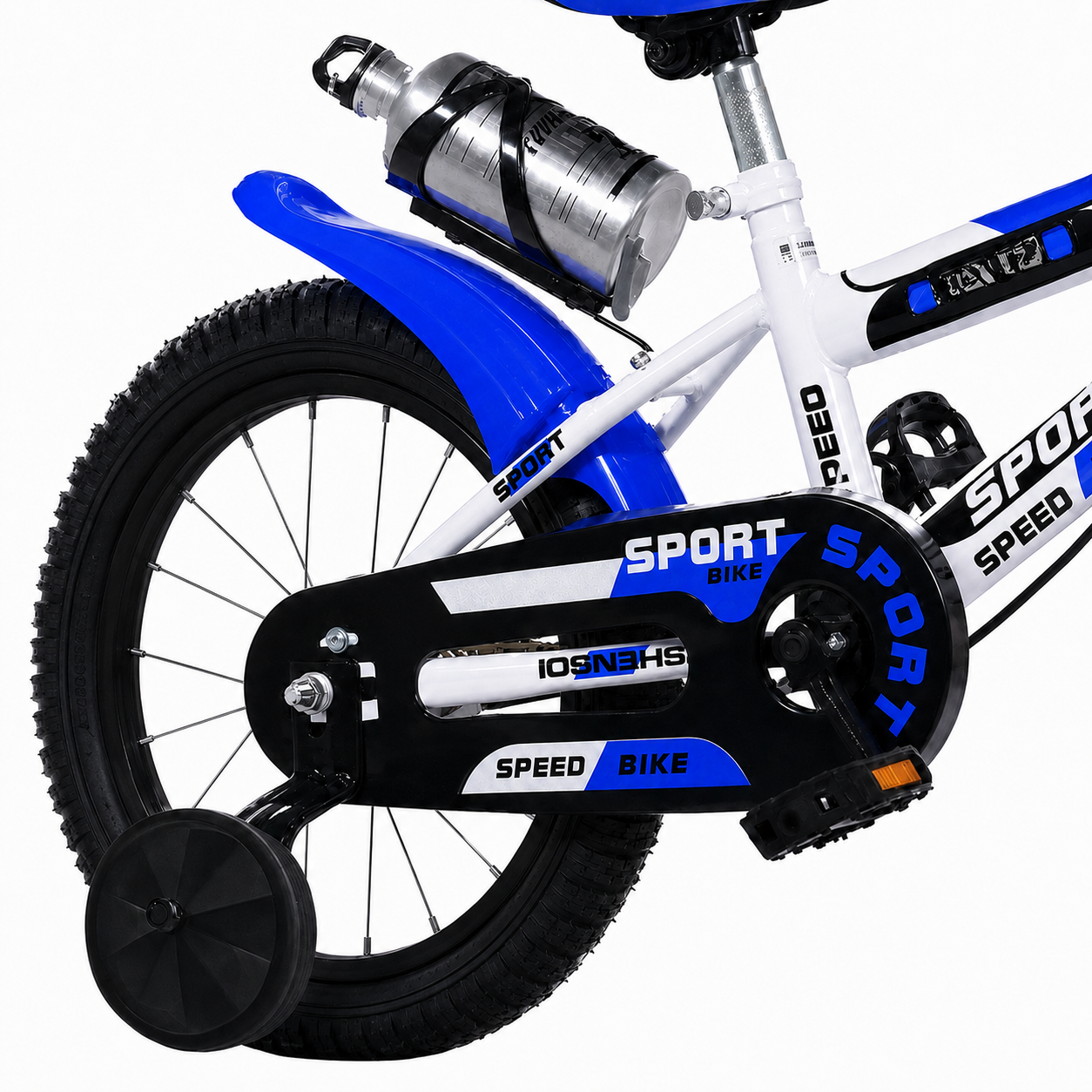 Prim-plan cu roata din spate a bicicletei LUDIRO de 14 inch, roată ajutătoare, apărătoare pentru lanț, aripă și bidon.