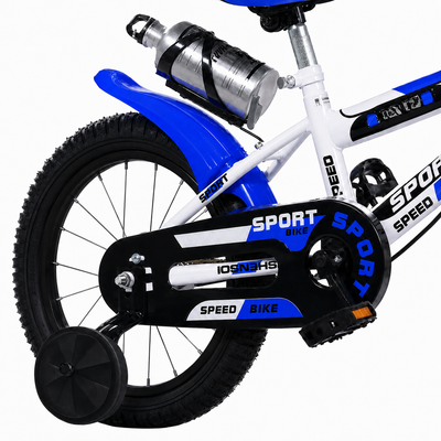 Prim-plan cu roata din spate a bicicletei LUDIRO de 14 inch, roată ajutătoare, apărătoare pentru lanț, aripă și bidon.