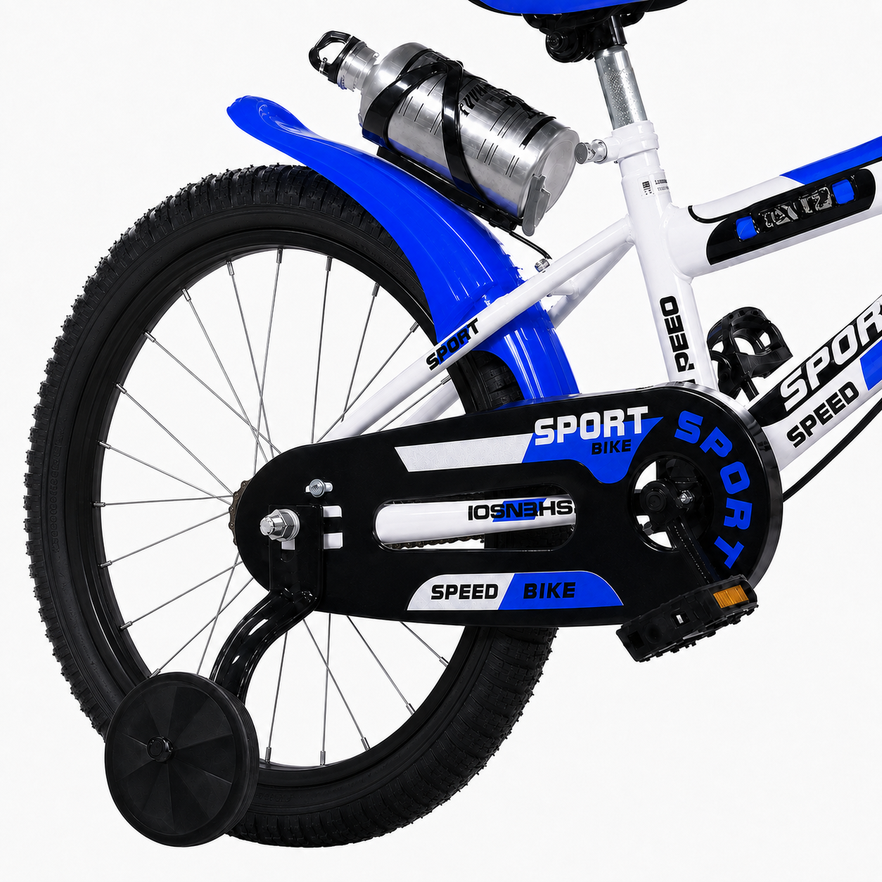 Prim-plan cu roata spate de 16 inch, roata ajutatoare, protectia pentru lant, aripa albastra si bidonul bicicletei Ludiro.
