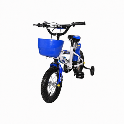 Bicicletă pentru copii alb-albastră, văzută din față-lateral, echipată cu un coș și roți ajutătoare.