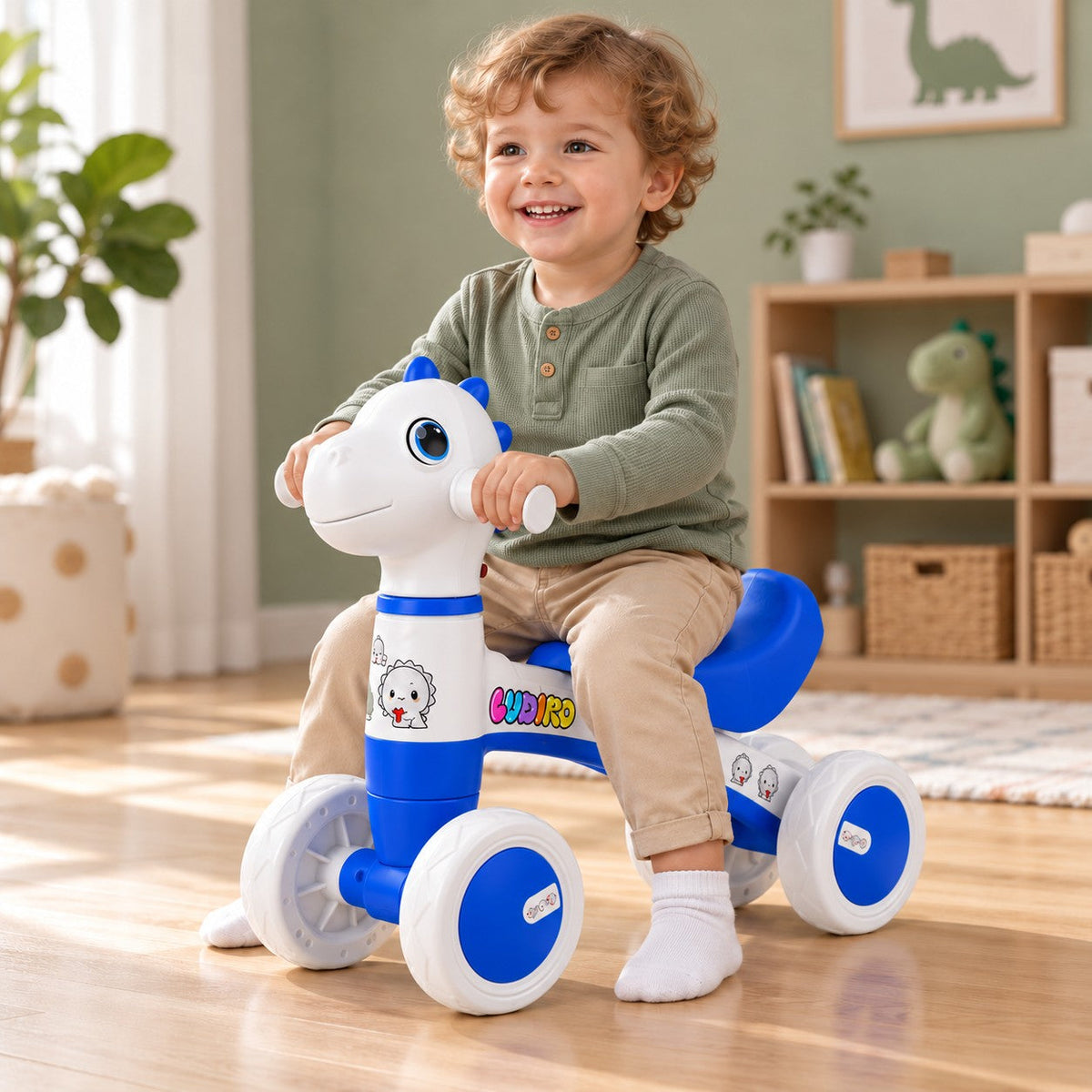 Băiețel zâmbitor care se plimbă prin cameră pe bicicleta fără pedale Dinozaur LUDIRO, produs resigilat