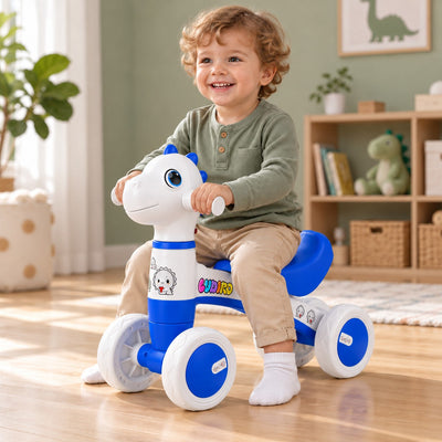 Băiețel zâmbitor care se plimbă prin cameră pe bicicleta fără pedale Dinozaur LUDIRO, produs resigilat