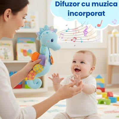 Părinte și bebeluș explorând căluțul de mare muzical albastru