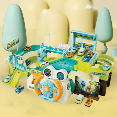 Circuit auto Dino cu piste pe niveluri, parcare și simulator cu volan, într-un decor pastel.