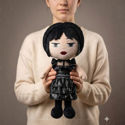 Jucărie de Pluș Wednesday Addams, Rochia Neagră de Bal (27 cm), Păpușă de Colecție Premium cu Detalii Realiste, în Cutie Formă de Sicriu - LUDIRO