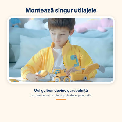 Copil care montează utilajele de construcții cu șurubelnița-ou inclusă