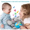 Părinte și copil în timpul jocului cu elefantul muzical.