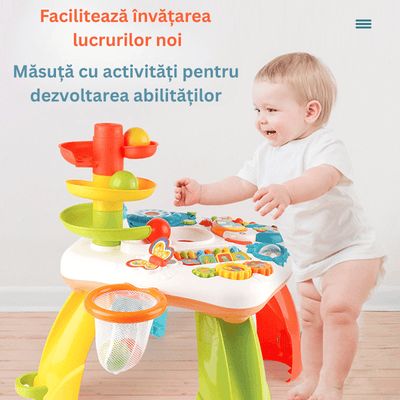 Copil explorând măsuța cu turn pentru bile și pian