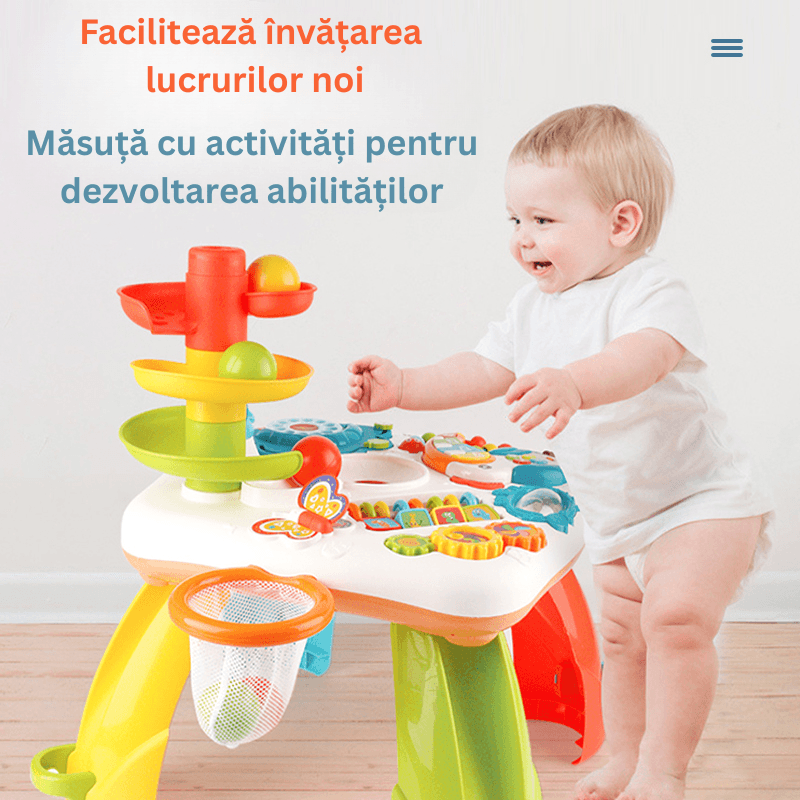 Copil explorând măsuța cu turn pentru bile și pian