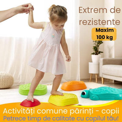 Copil sprijinit de un adult pe pietrele LUDIRO, cu greutatea maximă indicată de 100 kg