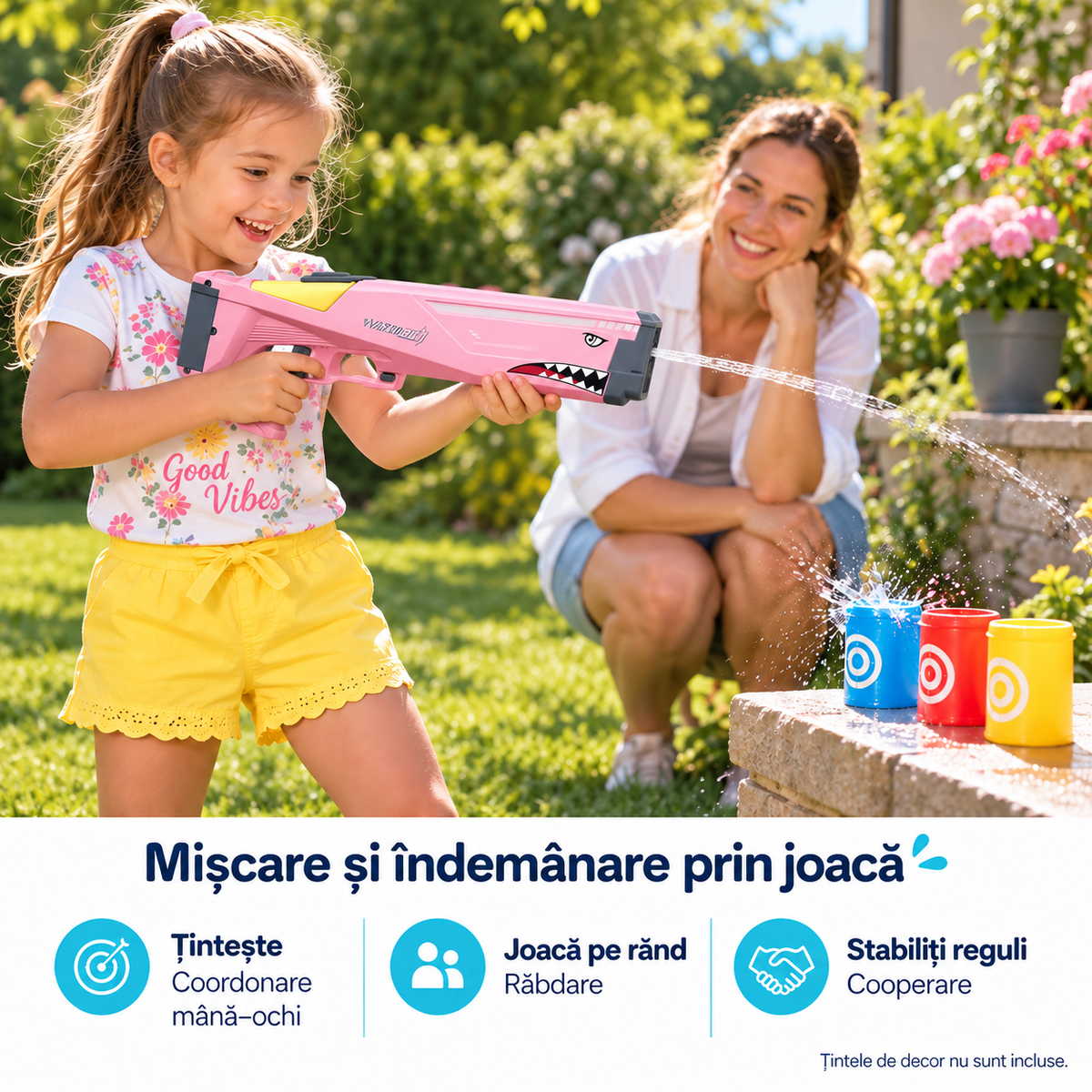Copil care folosește pistolul electric cu apă roz spre ținte din curte, alături de un părinte, pentru joacă și coordonare