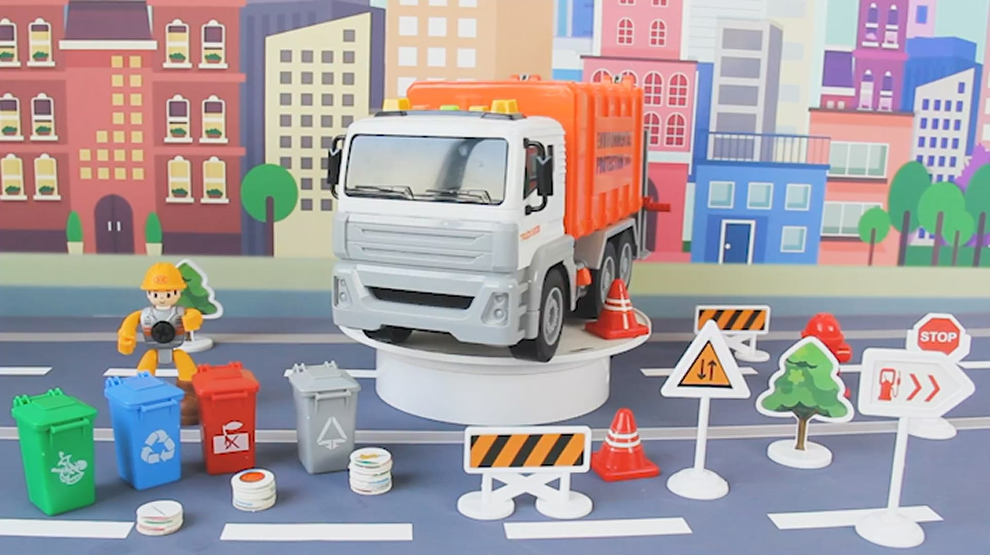 Încărcați videoclipul: Camion de Gunoi Interactiv Pull Back cu Lumini si Sunete Realiste, Usi mobile, 4 Containere, Stimuleaza Imaginatia si Invata Despre Protectia Mediului, 31x16x10 Cm, Alb Portocaliu, +3 Ani