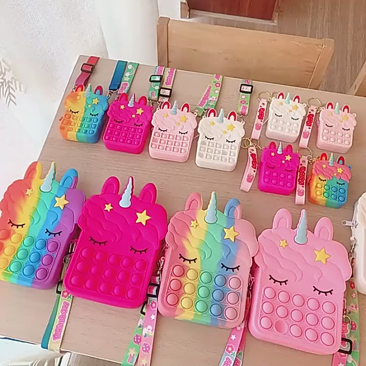 Încărcați videoclipul: Jucarie Interactiva Antistres Tip Gentuta de Umar Pop IT NOW din Silicon, Cu Fermoar si Curea, Unicorn Patrat XXL, 16x22.5x5.5 cm, Roz, + 3 Ani