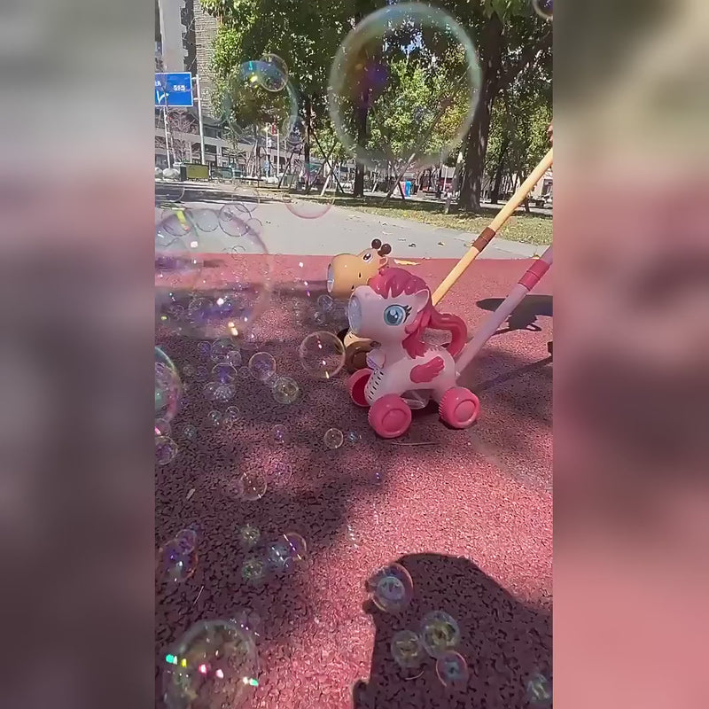 Video: girafa cu baloane de săpun LUDIRO împinsă prin parc, lângă poneiul roz, care se vinde separat