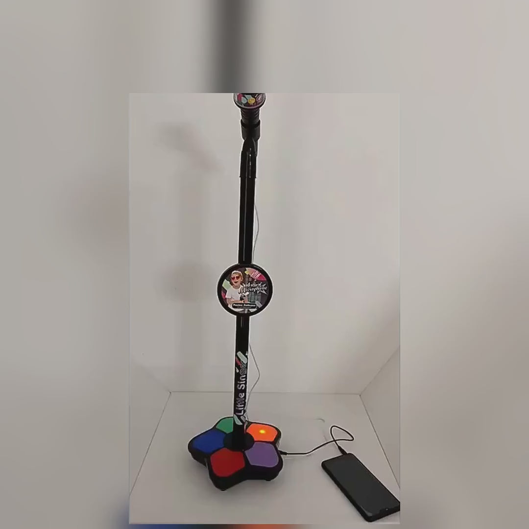 Încărcați videoclipul: Video cu microfonul karaoke pentru copii: stativul, butoanele luminoase și cântatul pe melodii de pe telefon