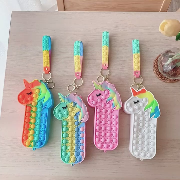 Încărcați videoclipul: Jucarie Interactiva Antistres Tip Penar Pop IT NOW din Silicon, Cu Fermoar si Curea, Unicorn XXL, 20.4x4.5x10.2 cm, Multicolor