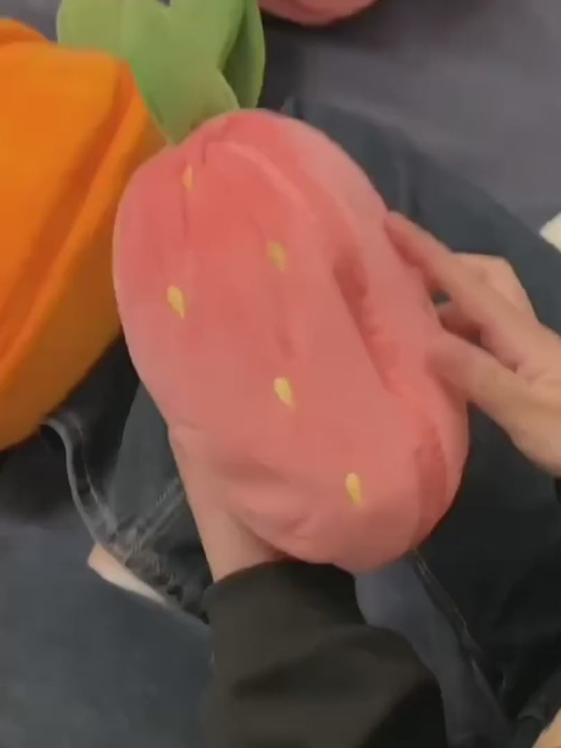 Încărcați videoclipul: Jucărie de plus reversibilă LUDIRO, Iepurașul Căpșunică 35 cm, Moale &amp; Catifelat, 30x30x25 Cm, + 3 Ani