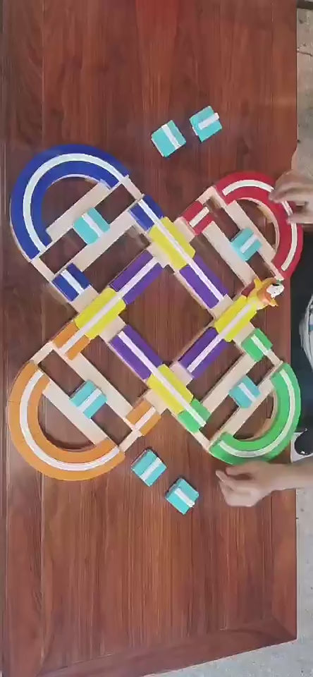 Încărcați videoclipul: Set Interactiv Circuit cu Piese Mobile de Asamblat si 2 Masinute, Montaj pe Orizontala sau Verticala pe Diferite Suprafete, 80.5x80.5x5.5 cm, 167 Piese, + 3 Ani