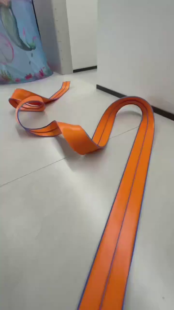 Încărcați videoclipul: Pistă Auto Flexibilă Ludiro 4.5m, 2 Benzi, Prindere Ventuze, Compatibilă 1:64, Portocaliu