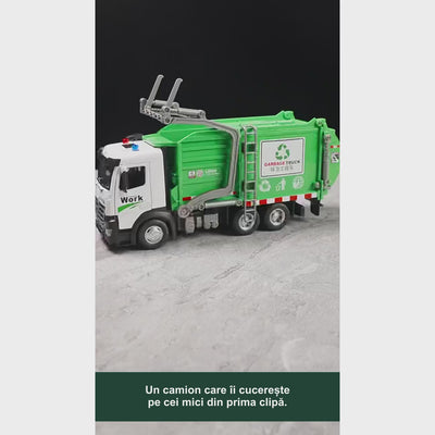 Demonstrație a camionului de reciclare cu pubele și cartonașe, subtitrare în română și fără sunet; cadru complet adaptat pentru galerie