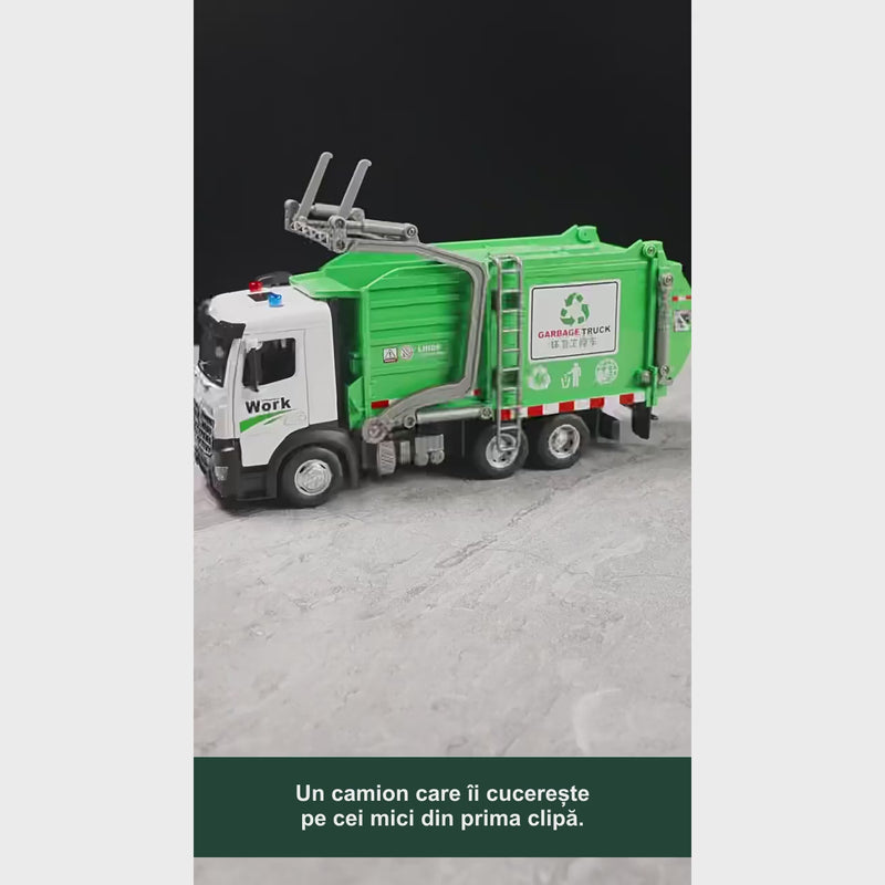 Demonstrație a camionului de reciclare cu pubele și cartonașe, subtitrare în română și fără sunet; cadru complet adaptat pentru galerie