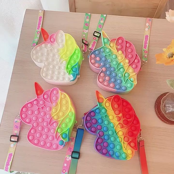 Încărcați videoclipul: Jucarie Interactiva Antistres Tip Gentuta de Umar Pop IT NOW din Silicon, Cu Fermoar si Curea, Unicorn XXL, 23x19x5 cm, Multicolor