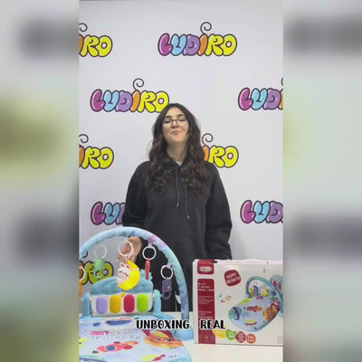 Video cu centrul de activități albastru cu pian de picior și jucării suspendate