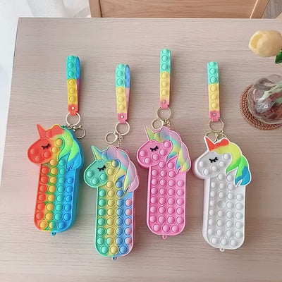 Jucarie Interactiva Antistres Tip Penar Pop IT NOW din Silicon, Cu Fermoar si Curea, Unicorn XXL, 20.4x4.5x10.2 cm, Alb, + 3 Ani