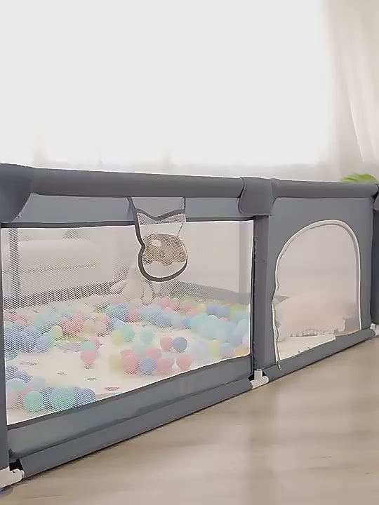 Încărcați videoclipul: Tarc de Joaca pentru Copii, 1-5 Ani, 180x150x66 Cm, Spatiu Sigur si Generos, Cu Plasa Moale, Protectie la Colturi si Structura Stabila, Ideal pentru Interior si Exterior, Usor de Asamblat, Gri