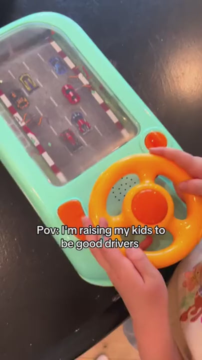 Încărcați videoclipul: Simulator de Condus cu Volan pentru Copii – Cursă Auto cu Obstacole, Sunete și Muzică, 3+ ani