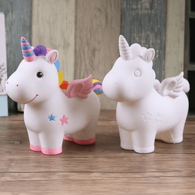 Pușculiță Unicorn albă și exemplu pictat – comparație înainte și după decorare; setul include o pușculiță