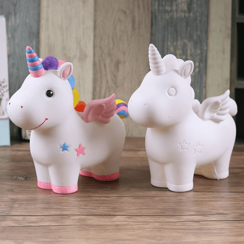 Pușculiță Unicorn albă și exemplu pictat – comparație înainte și după decorare; setul include o pușculiță