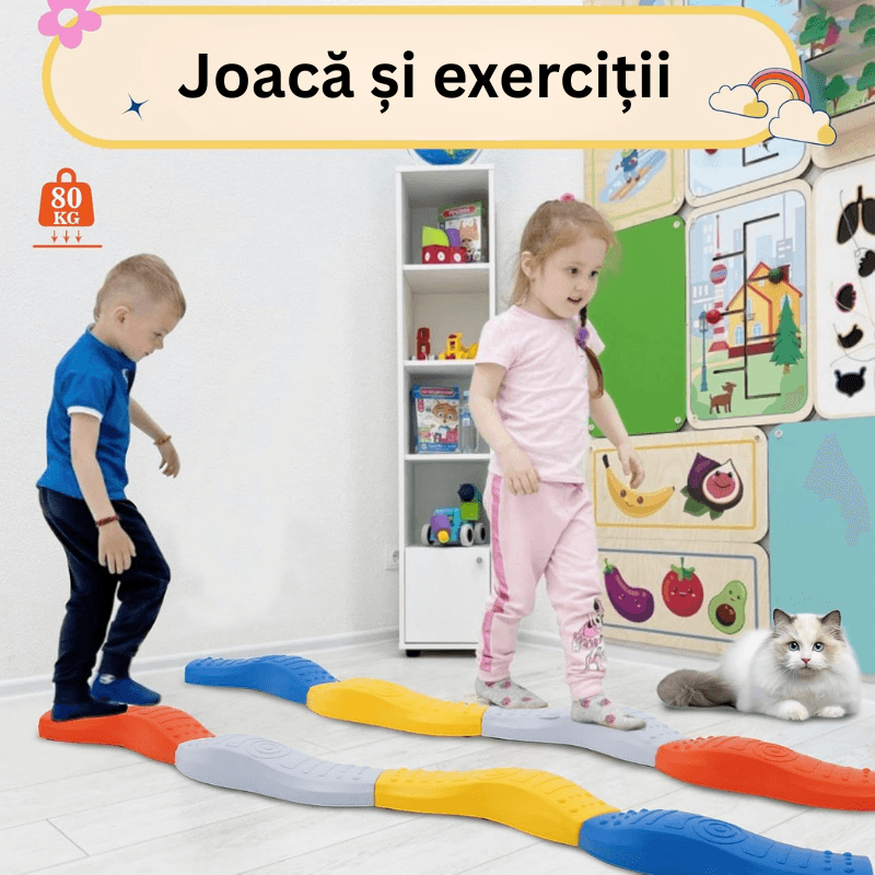 Copii pe un traseu de echilibru colorat, cu prezentarea limitei de greutate de 80 kg.