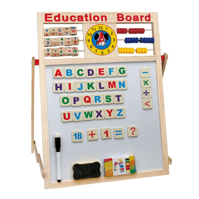 Fața albă magnetică a tablei LUDIRO cu litere, numere, marker și burete