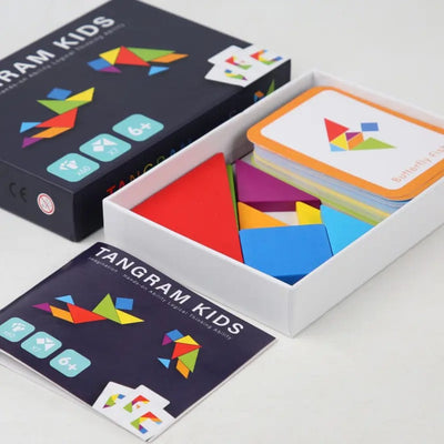 Cutie tangram deschisă, cu spațiu pentru păstrarea pieselor și a cardurilor.