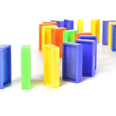 Prim-plan cu piese domino colorate, așezate vertical în șir.